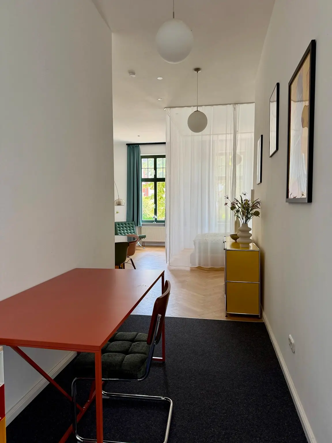 Blick vom Arbeitsbereich in den Wohnraum
