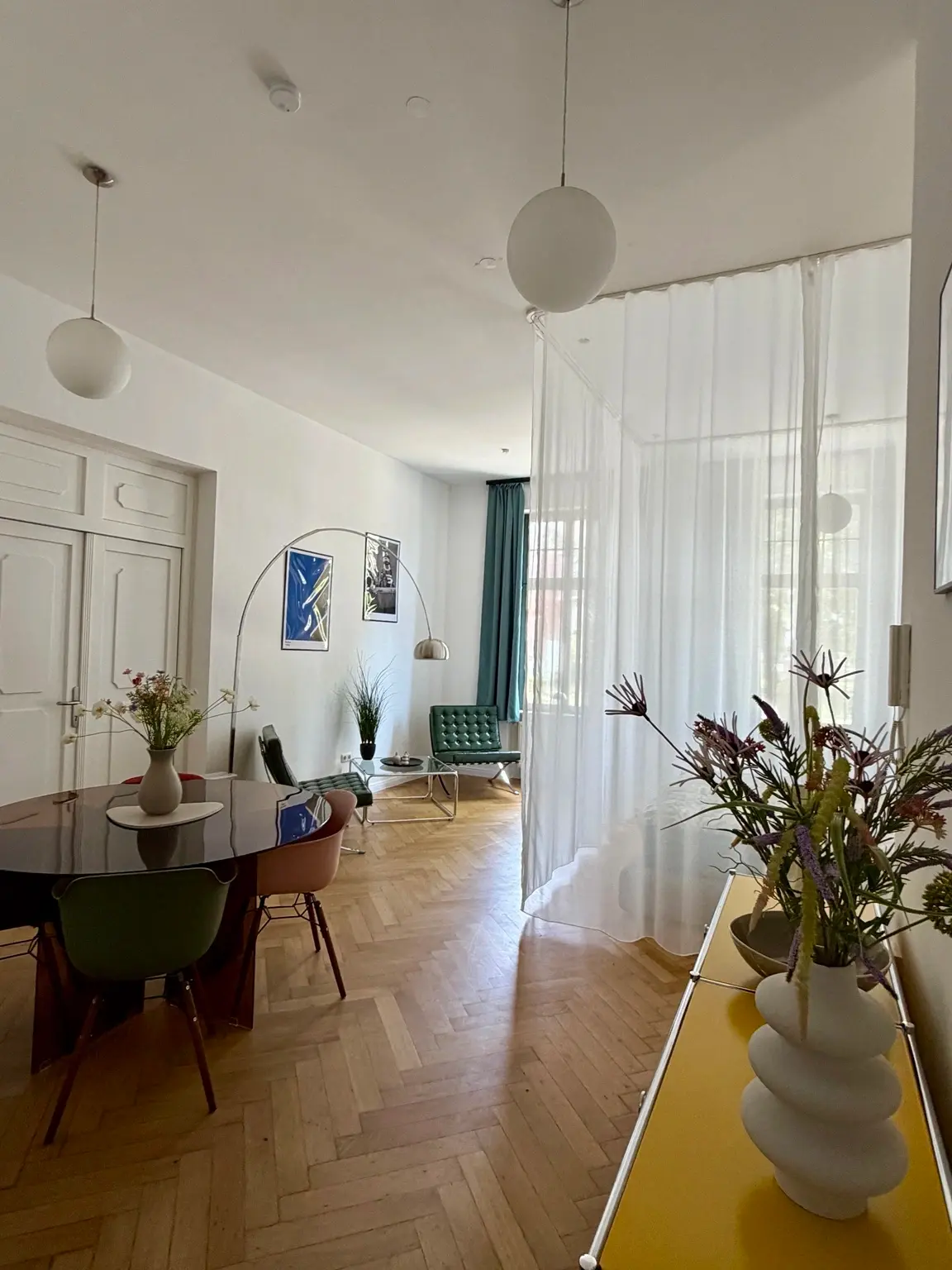 Wohnraum mit weißem Vorhang, Liegen und Sessel