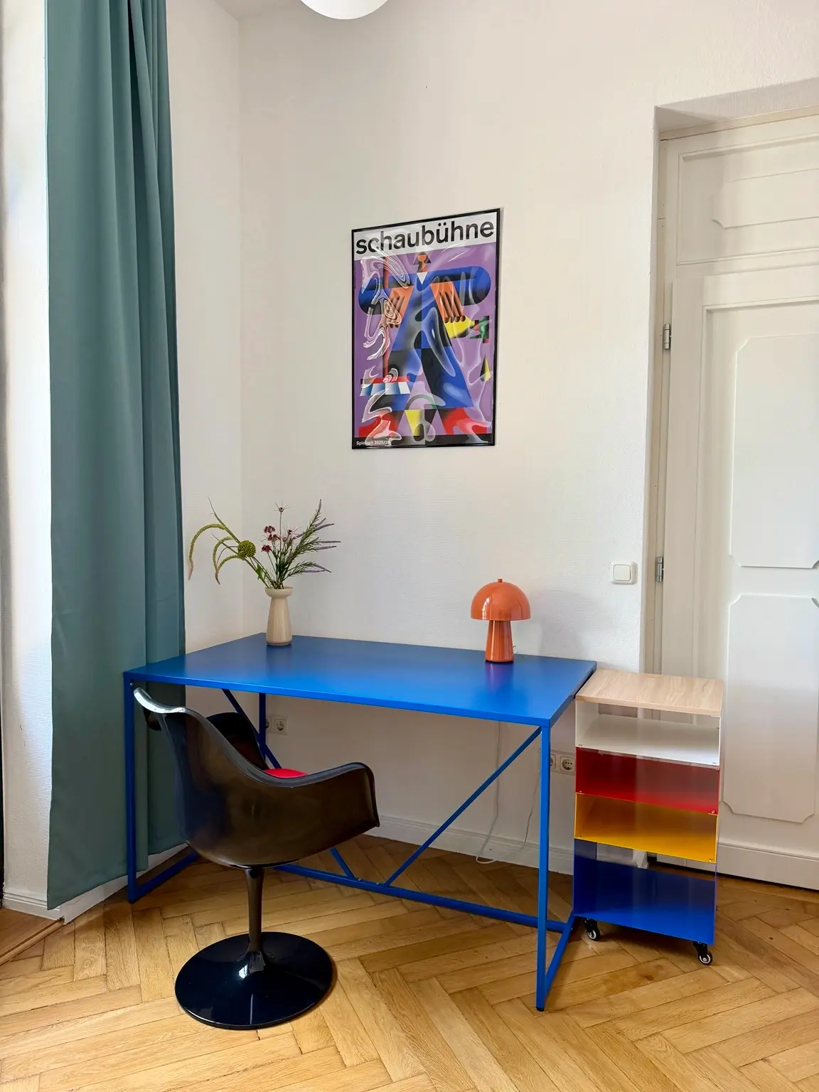 Blauer Schreibtisch mit Stuhl und Bauhaus Poster