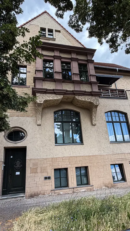 Jugendstil-Villa in Dessau Nord mit Erker, Sandsteinfassade und altem Baumbestand